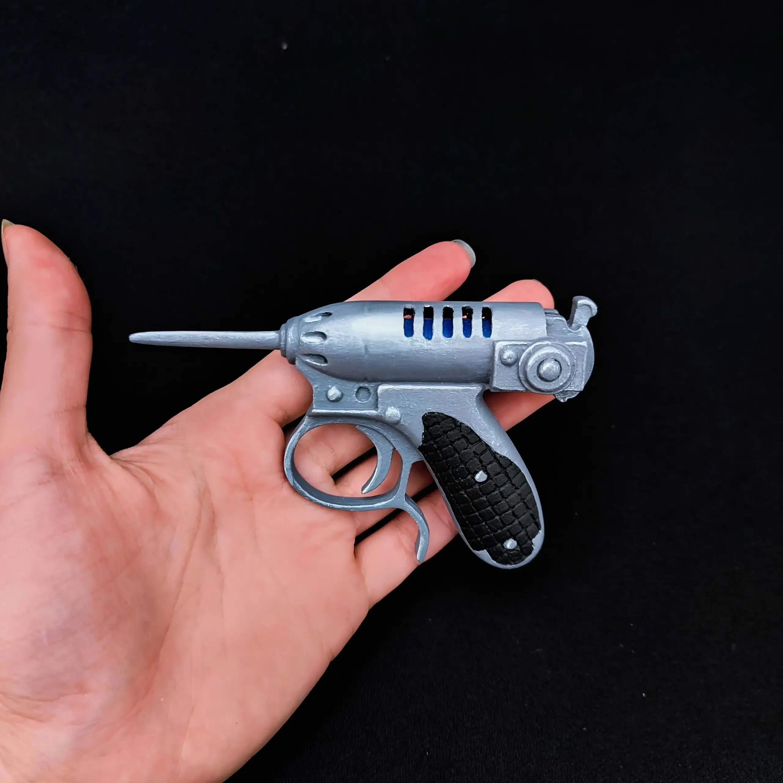 grillo ruidoso, noisy cricket, hombres de negro, men in black, impresion 3d, pistola, arma, 3d print, diseños unicos, cosplay, disfraz